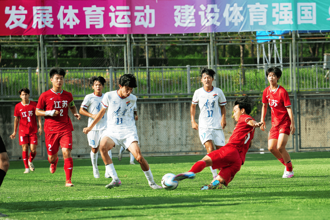 开云体育官网入口-精彩纷呈的足球赛场：观众沸腾喝彩的简单介绍