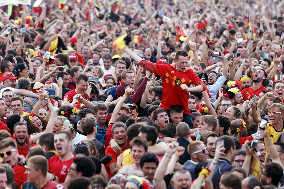 精彩纷呈的足球赛场：观众沸腾喝彩的简单介绍