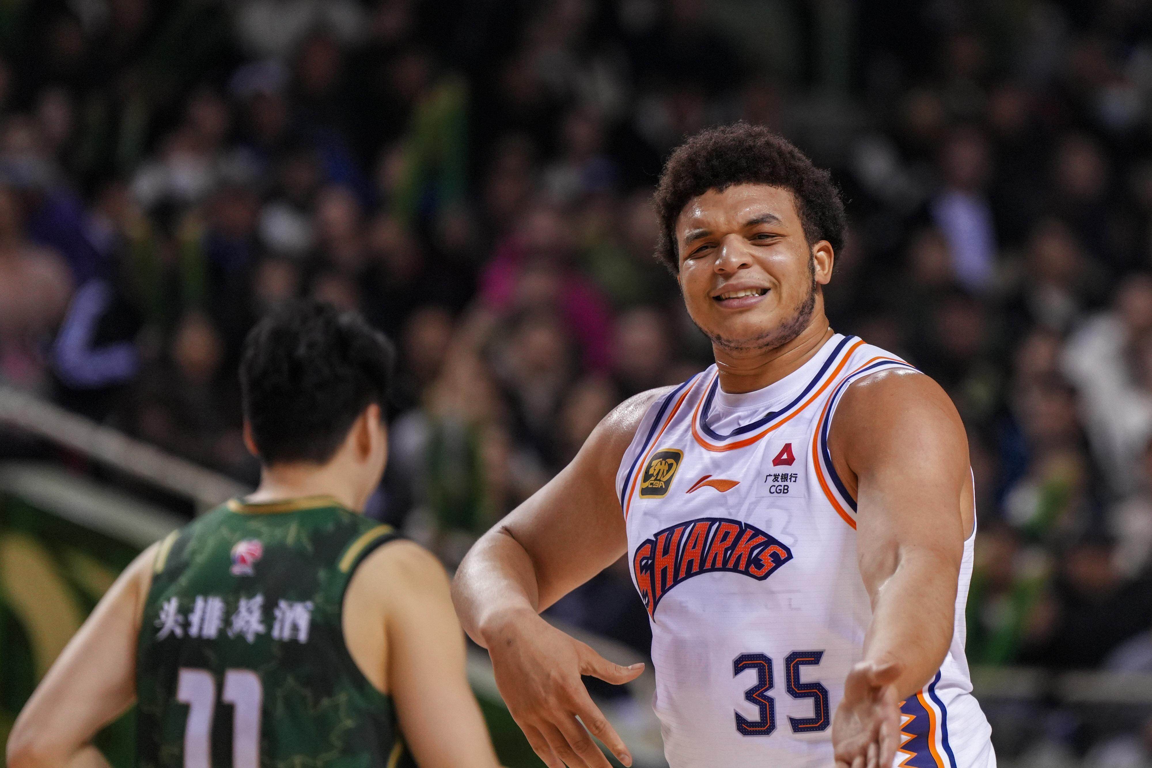男子篮球联赛外援积极融入，球队整体实力大增
