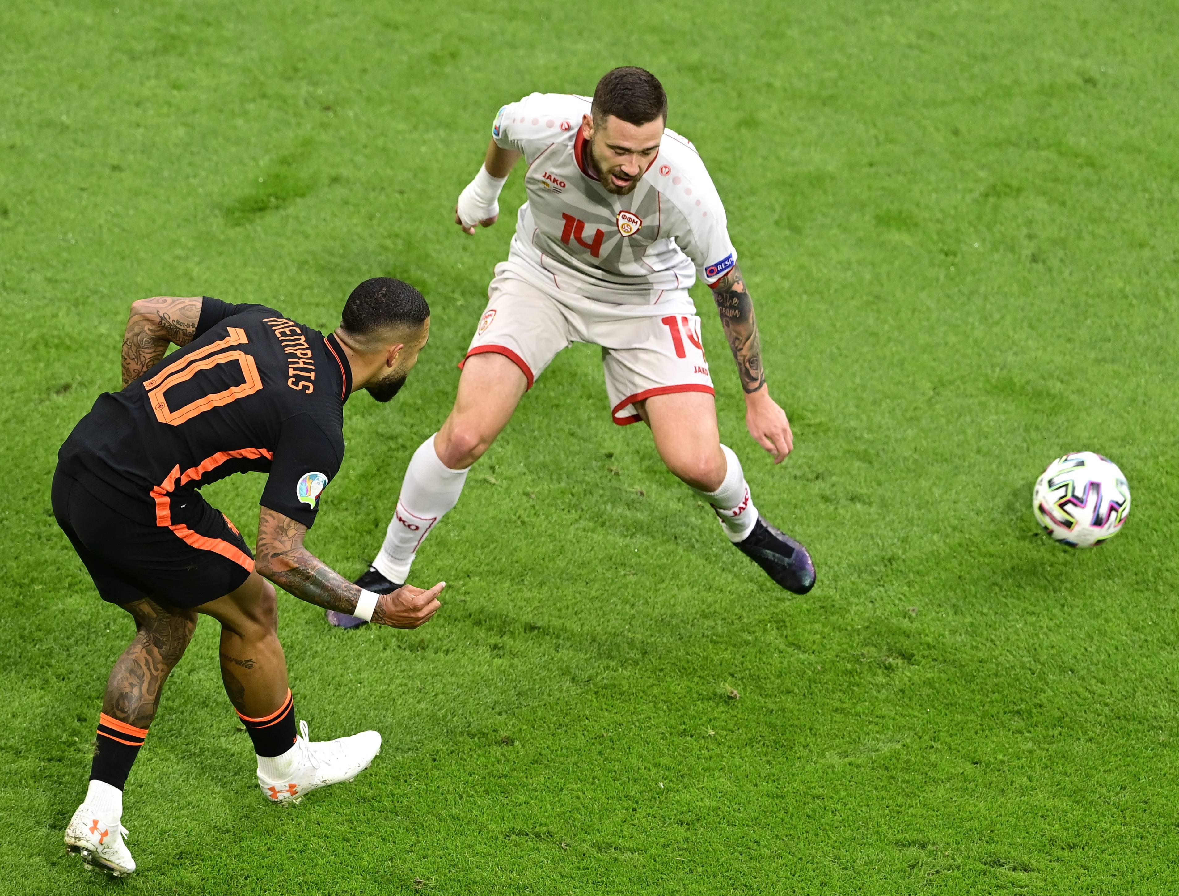 激烈的欧洲赛场战况，球员们全力拼搏