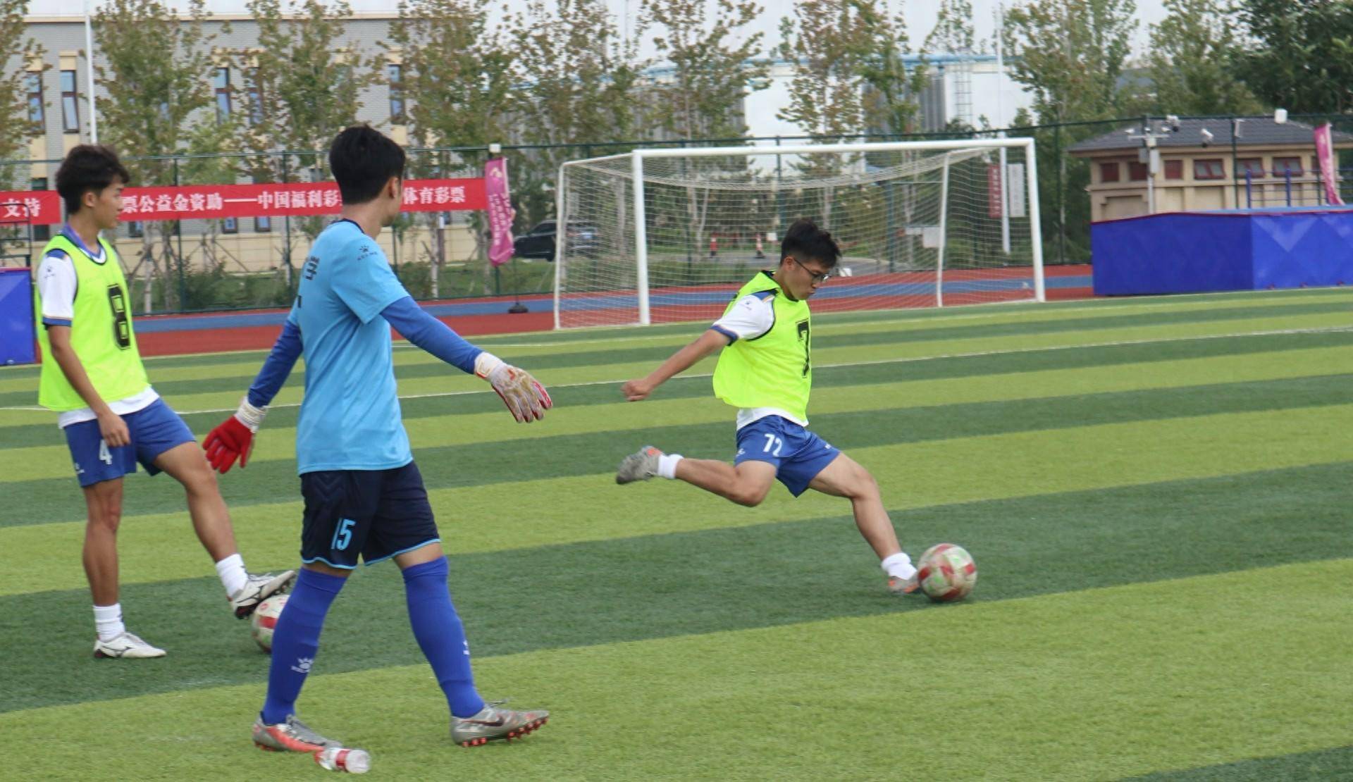 运动员们在足球比赛中展现出极高的竞技水平